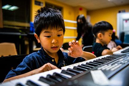 BCNC boy and piano